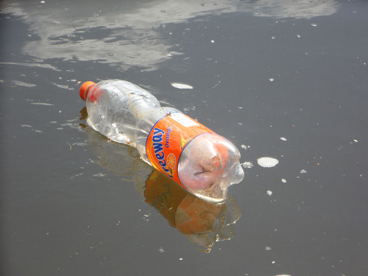 Plastikflasche treibt im Wasser
